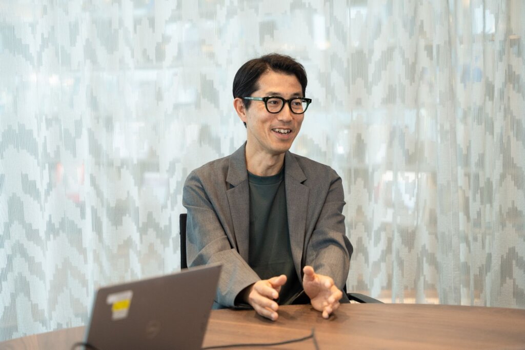 インタビューに答える鈴木さん