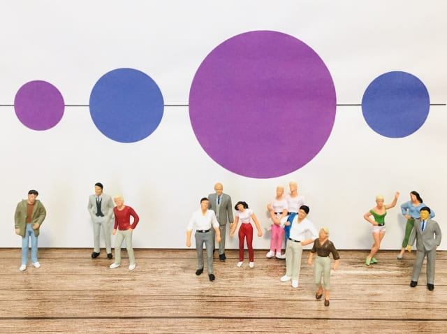 集団で集まる人々の画像