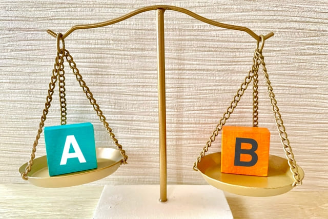 天秤にかけた様子を表した画像