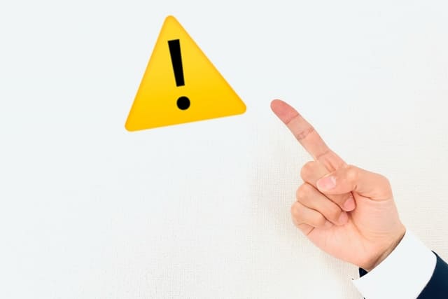 注意を呼び掛ける男性の手