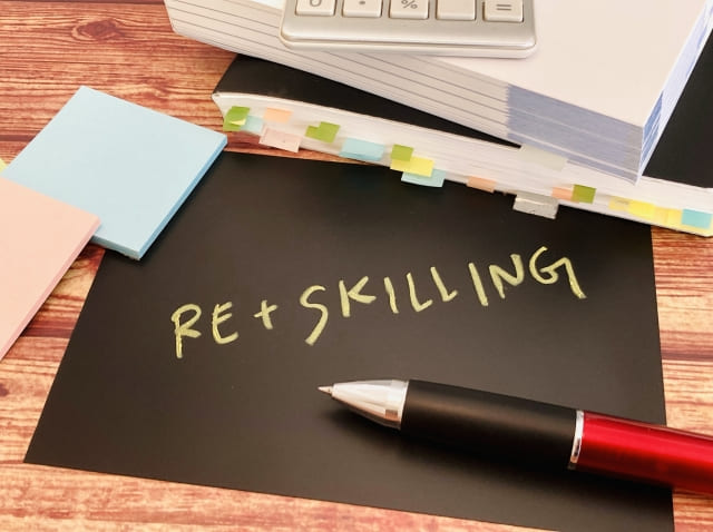 リスキリングと書いてある紙の画像