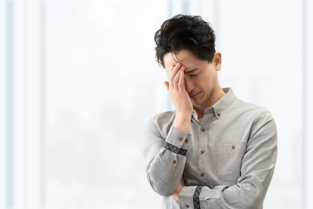 悩むビジネスマンの画像