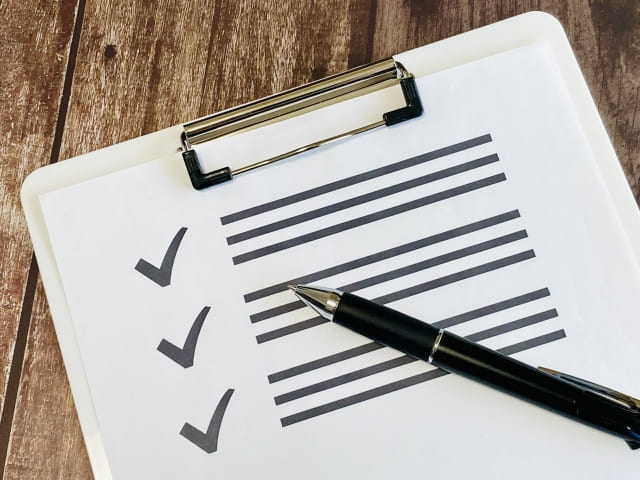 チェックリストとペンの画像