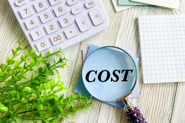 計算機とCOSTの文字が並んでいる画像