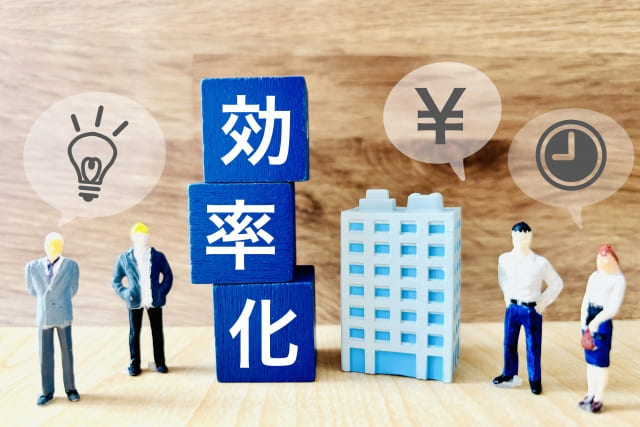 企業の効率化を考えるビジネスマンの画像