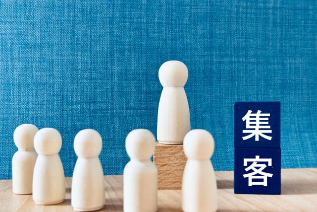 ミニチュアの模型が集まっている様子の画像