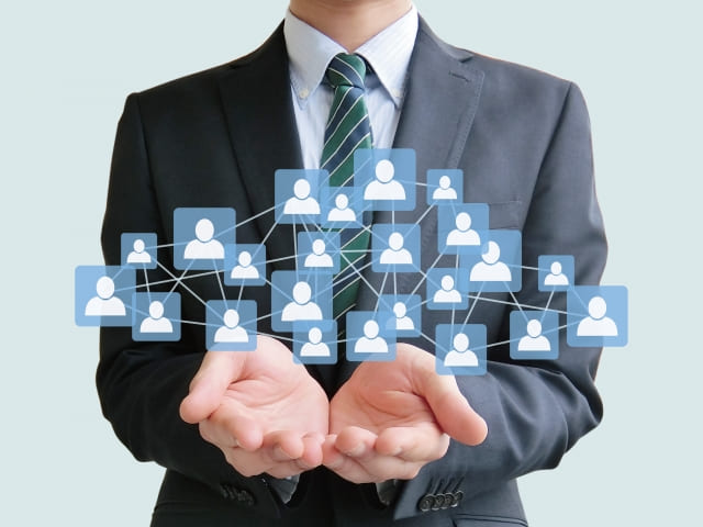 ネットワークビジネスを取り扱うビジネスマンの画像"