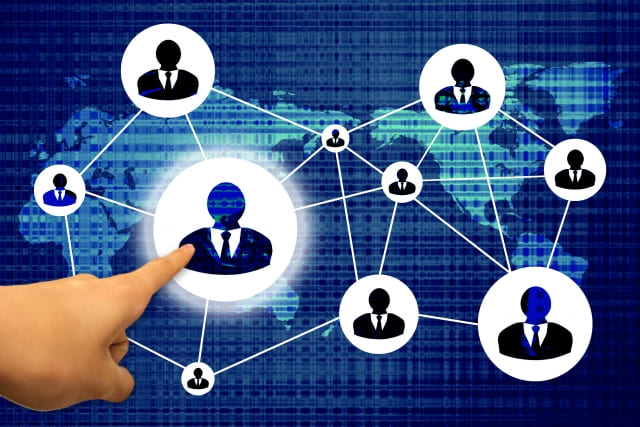 人がネットワークで繋がっている画像